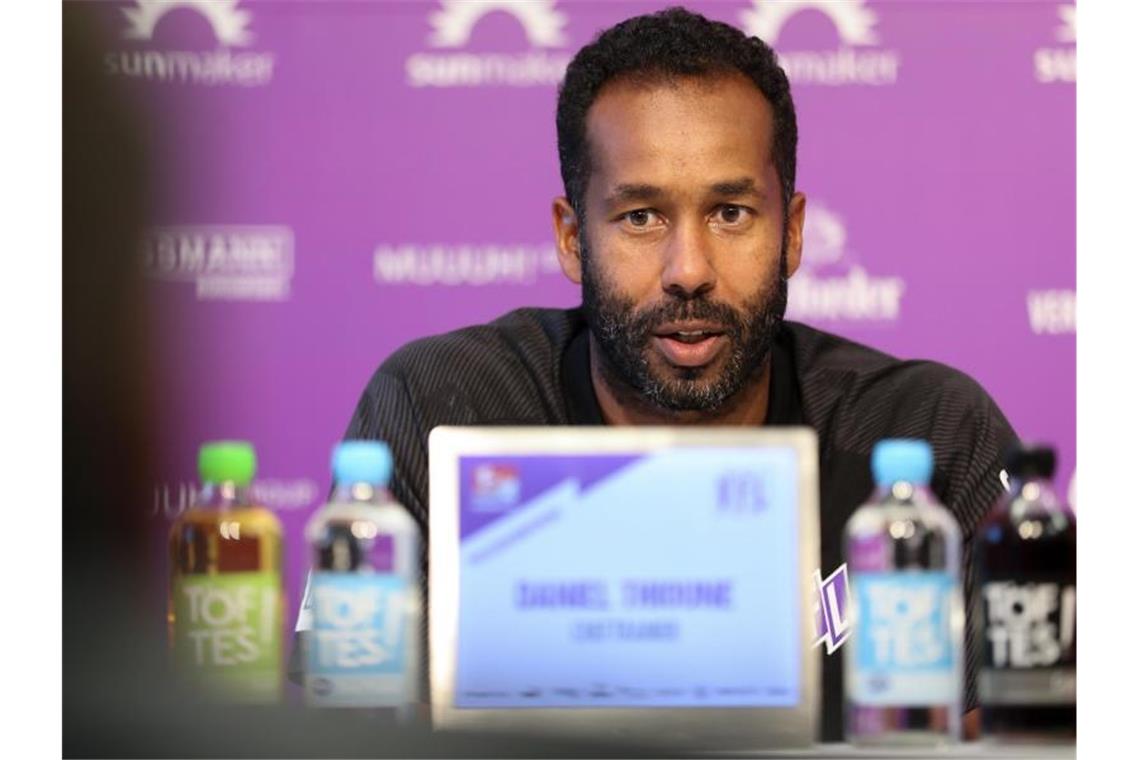 Osnabrücks Trainer Daniel Thioune spricht bei einer Pressekonferenz. Foto: Friso Gentsch/dpa/Archivbild