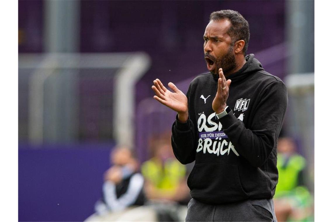 Osnabrücks Trainer Daniel Thioune steht an der Seitenlinie und gibt Anweisungen an seinen Spieler. Foto: Guido Kirchner/dpa-Pool/dpa/archivbild