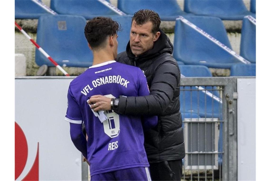 Doppelschlag vor der Pause: Osnabrück besiegt Sandhausen 2:1 Osnabrücks Trainer Marco Grote (r.) und Ludovit Reis. Foto: David Inderlied/dpa/Archivbild