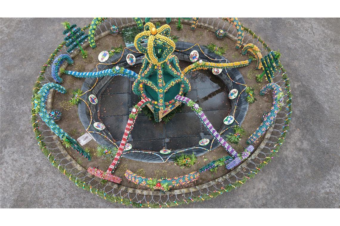 Osterbrunnen wird zur Attraktion – 16.000 Eier in der größten Osterkrone Thüringens