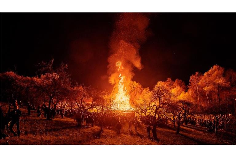 Osterfeuer wie hier in Berglen im Jahr 2022 gelten viele Menschen als traditioneller Brauch.