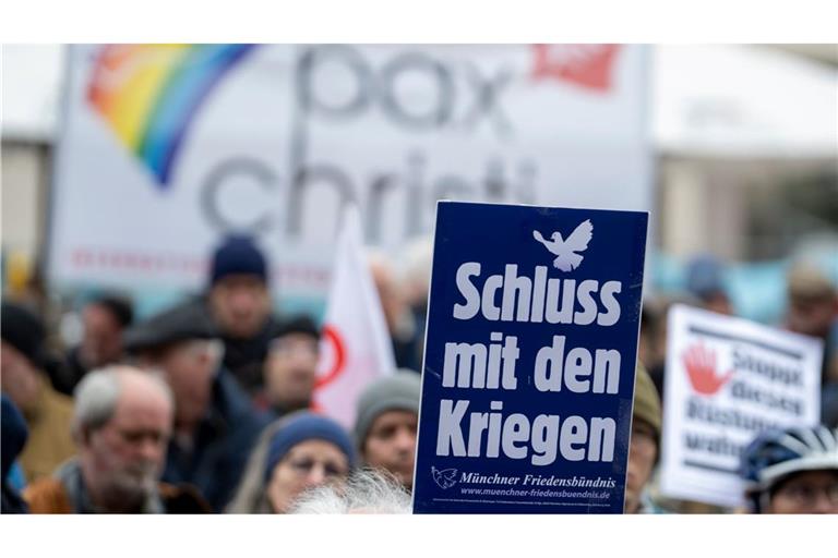 Ostermarsch in Bayern: Menschen demonstrieren für Frieden