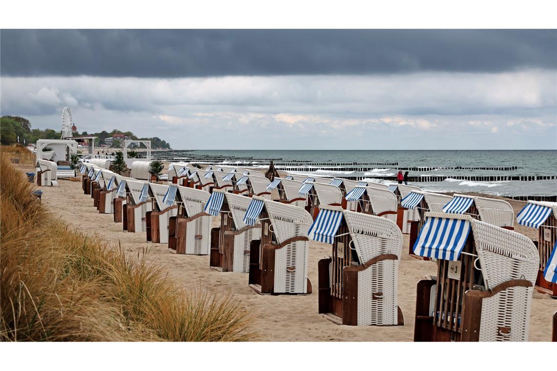 Ostsee: Strandkörbe in Wartestellung – graue Wolken ziehen auf, kaum Menschen am Wasser