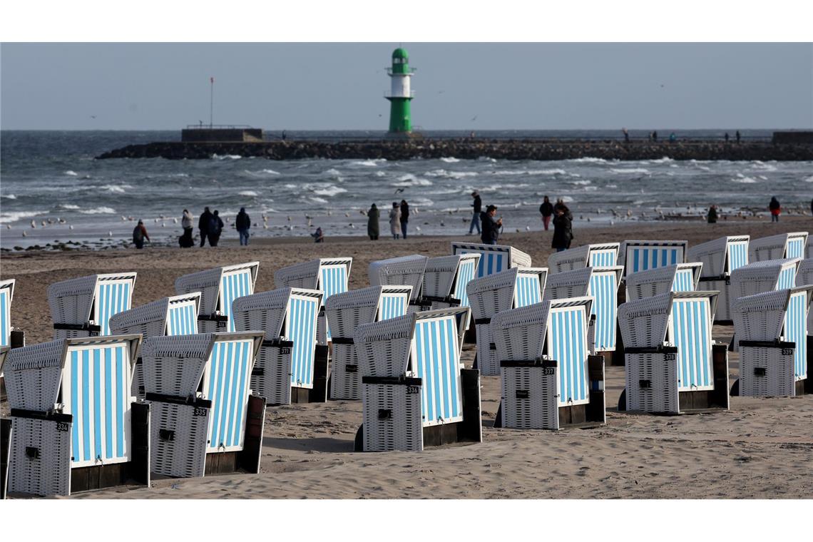 Ostseestrand in Warnemünde. Nicht überall blieben die Strandkörbe stehen