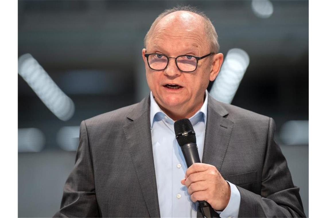 Volkswagen fährt Produktion neuer Batteriesysteme hoch Otto Joos, Fahrwerk-Chef von VW, spricht bei der Eröffnung der Produktionsanlage für Batteriesysteme. Foto: Sina Schuldt/dpa