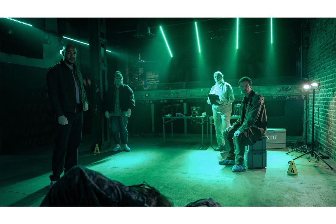 Otto Pösken (Malick Bauer, l) Rosa Herzog (Stefanie Reinsperger), Greta Leitner (Sybille J. Schedwill, 2.v.r.) und Peter Faber (Jörg Hartmann, r) begutachten die Leiche des Club-Managers Klaas Martens.