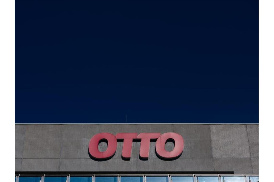 Ottos Konzernzentrale in Hamburg. das Unternehmen will eine freiwillige Entgelterhöhung umsetzen. Foto: Daniel Reinhardt/dpa