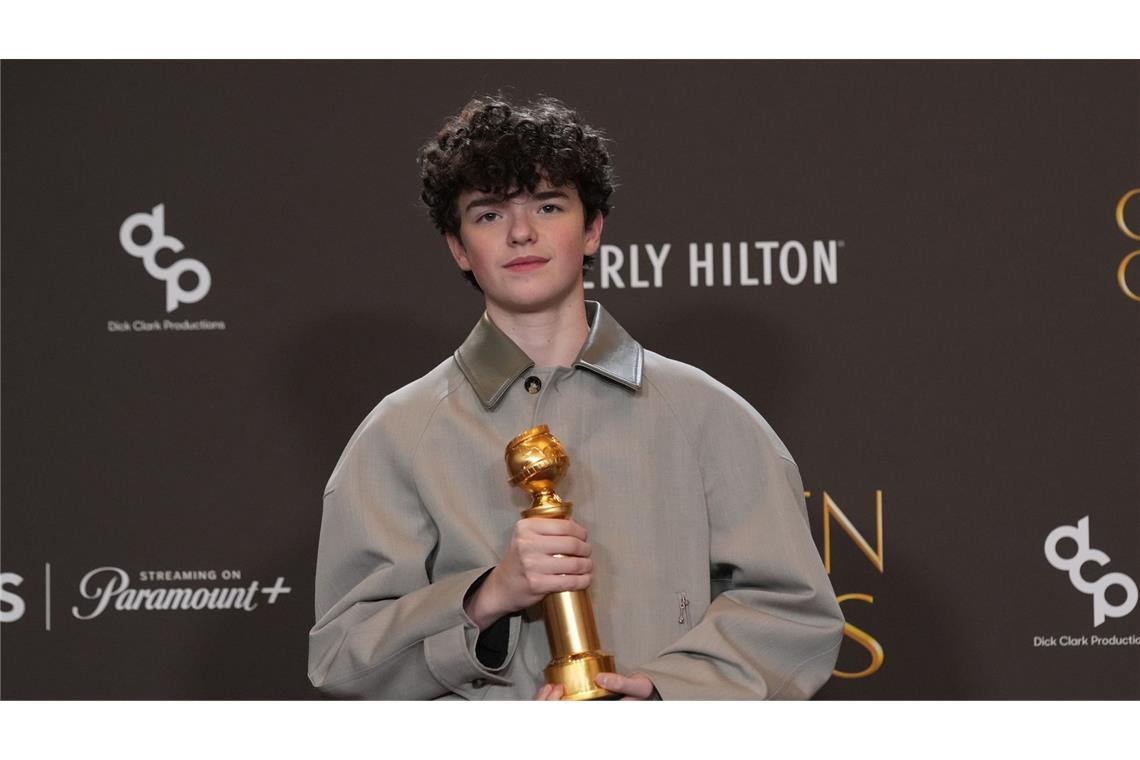 Owen Cooper posiert im Presseraum mit dem Preis für die beste Leistung eines männlichen Nebendarstellers in einer Fernsehserie für „Adolescence“ während der 83. Golden Globes im Beverly Hilton.