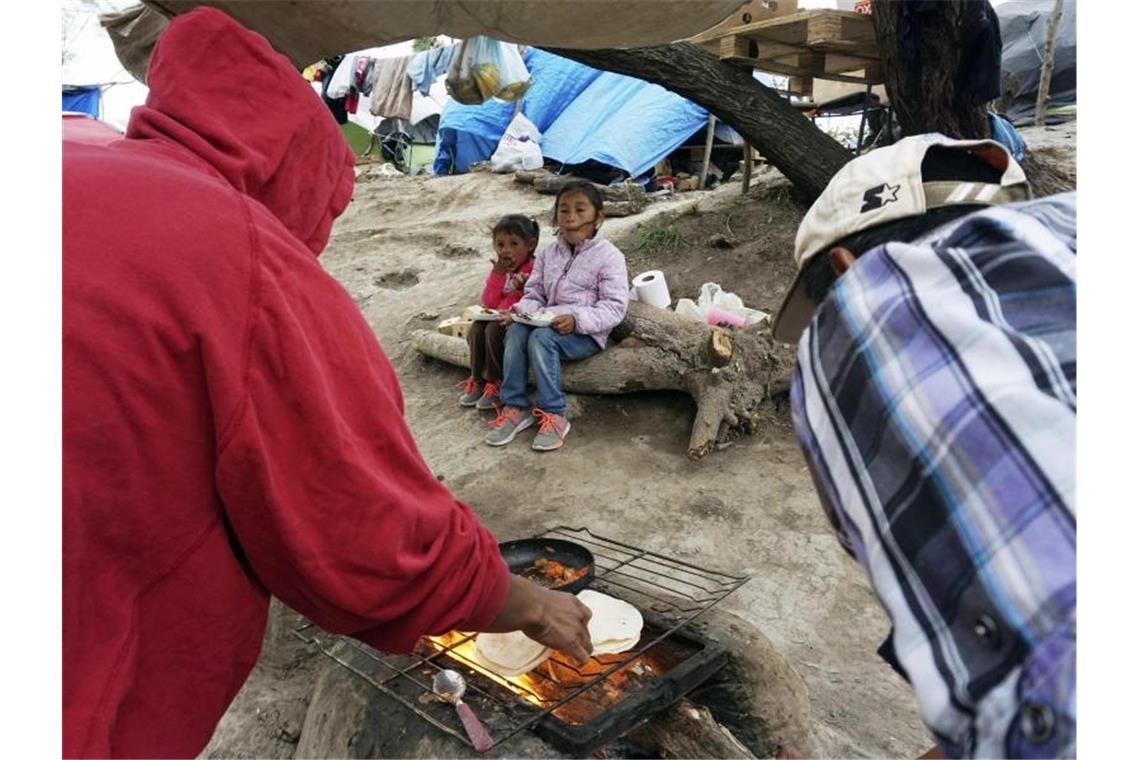 Oxfam fordert von der Bundesregierung, mehr in öffentliche Kinderbetreuung und soziale Absicherung in armen Ländern zu investieren. Foto: Miguel Roberts/The Brownsville Herald/AP/dpa
