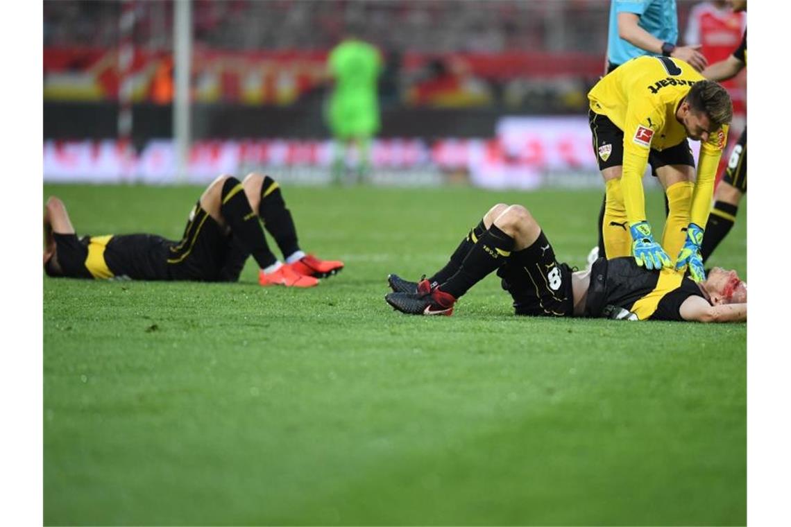 Union Berlin schickt Stuttgart in die Zweite Liga Ozan Kabak (l) und Holger Badstuber liegen nach dem Zusammenprall auf dem Boden. Foto: Jörg Carstensen
