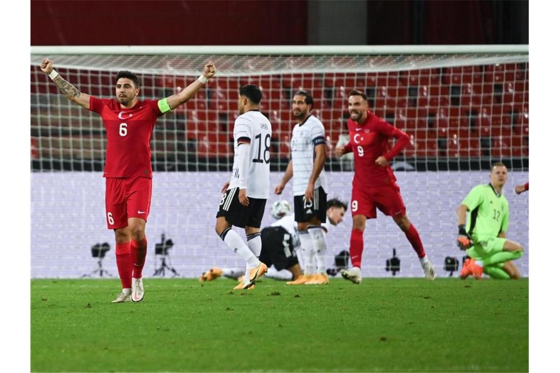Löw „angefressen“: Dreimal vorn - aber kein Sieg Ozan Tufan (l) jubelt nach dem Tor zum 3:3 von Kenan Karaman (2.v.r.). Foto: Federico Gambarini/dpa