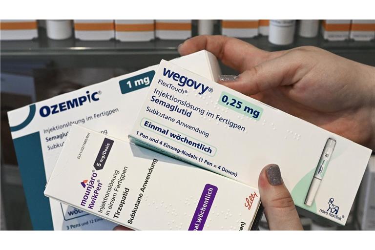 Ozempic, Wegovy, Mounjaro und andere Mittel gibt es ja nach Leibesumfang in verschiedenen Dosierungen – davon hängt auch der monatliche Preis ab.