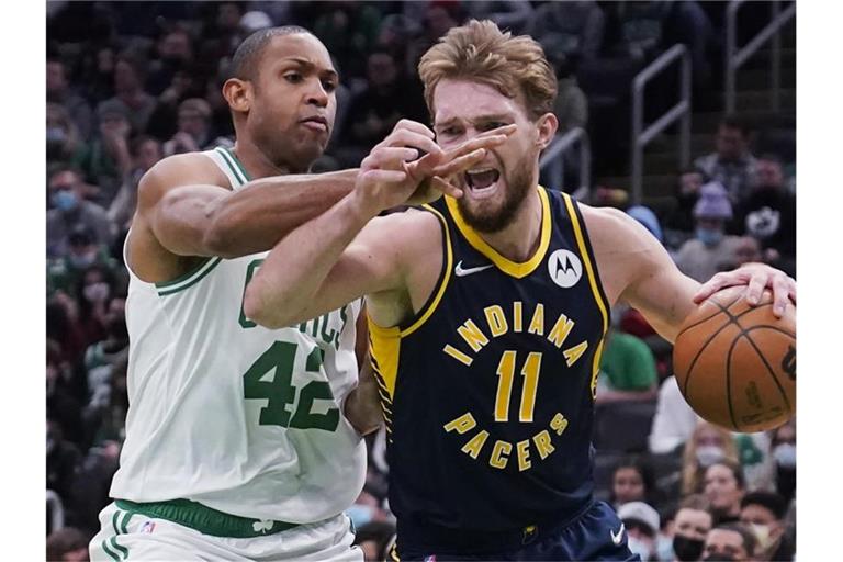 Pacers-Forward Domantas Sabonis (11) versucht an Bostons Center Al Horford (42) vorbeizuziehen. Foto: Charles Krupa/AP/dpa