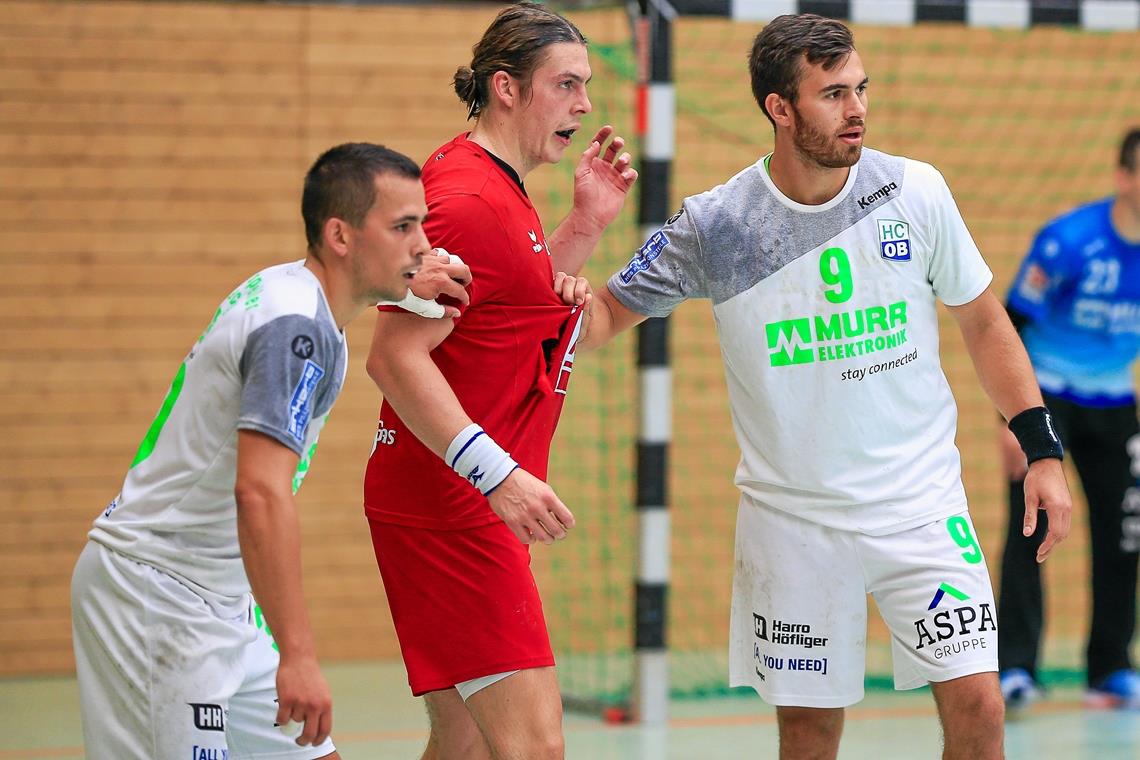 HCOB verlängert mit zwei Führungsspielern Packen auch nächste Saison gemeinsam für den HCOB an: Philipp Maurer (links) und Ruben Sigle. Beide verlängerten ihren Vertrag. Foto: A. Becher