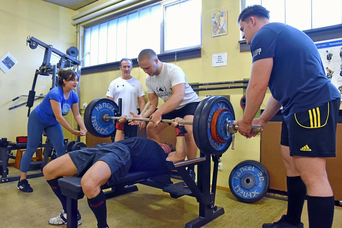 Packen in der Seminarturnhalle mehrmals die Woche gemeinsam an: Kateryna Pinionz, Trainer Waldemar Rupp, Vitaliy Strykulist, Christian Rupp (von links) und Paul Kunze (liegend). Die Kraftdreikämpfer von der TSG haben in jüngster Zeit mehrer Rekorde aufgestellt. Foto: Tobias Sellmaier