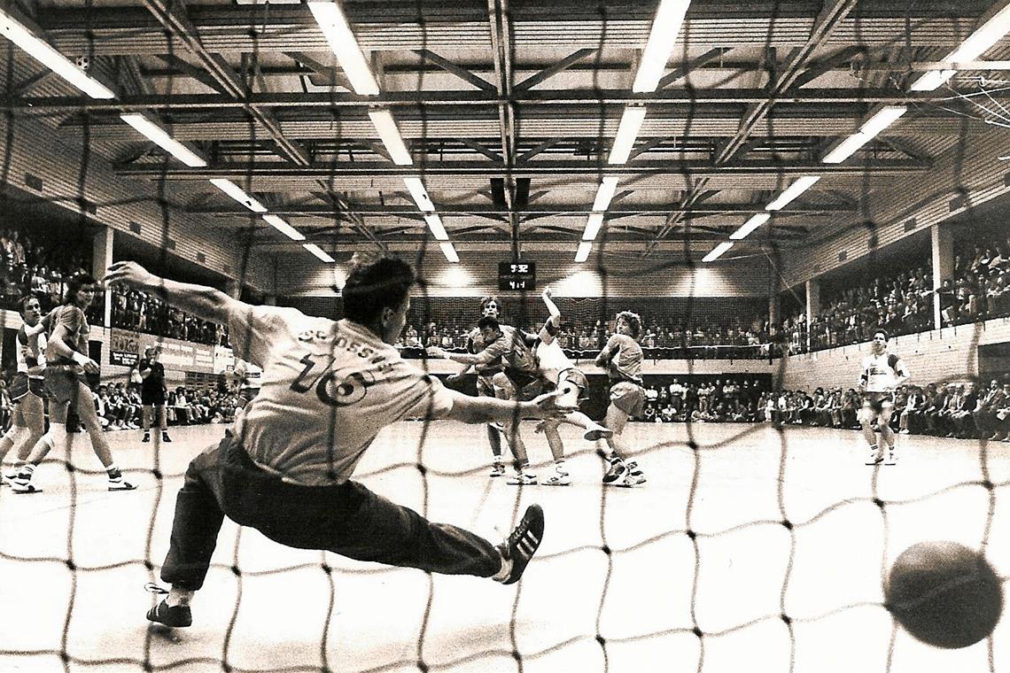 Bewegende Handballgeschichte des HCOB und des TVO Packende Handballspiele wie hier 1991 gegen die TSG Oßweil gab es in der Gemeindehalle in Oppenweiler zu sehen. Foto: HCOB-Archiv