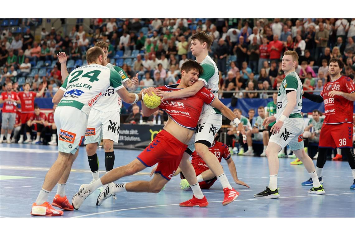SG BBM mit neuer Hoffnung nach Derbysieg gegen Frisch Auf Paco Barthe tankt sich durch.