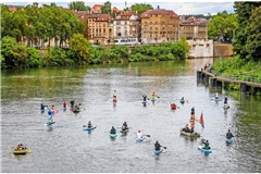 Paddeln auf dem Neckar am Sonntagmittag