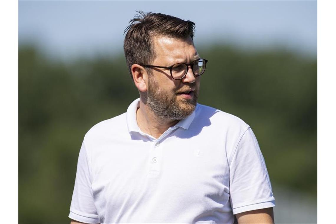 Paderborn-Manager Martin Przondziono beklagt die großen finanziellen Unterschiede in der Fußball-Bundesliga. Foto: Guido Kirchner