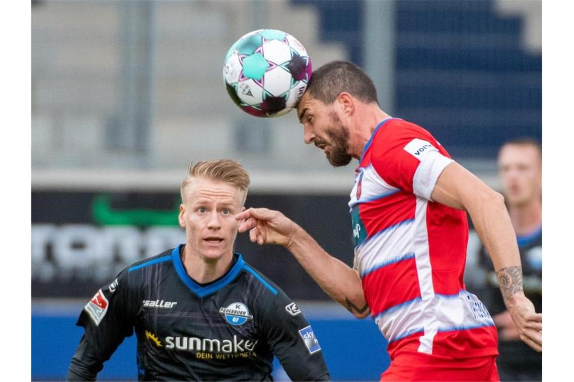SC Paderborn verpasst auch in Heidenheim ersten Saisonsieg Paderborns Chris Führich und Norman Theuerkauf von Heidenheim (l-r.) in Aktion. Foto: Stefan Puchner/dpa