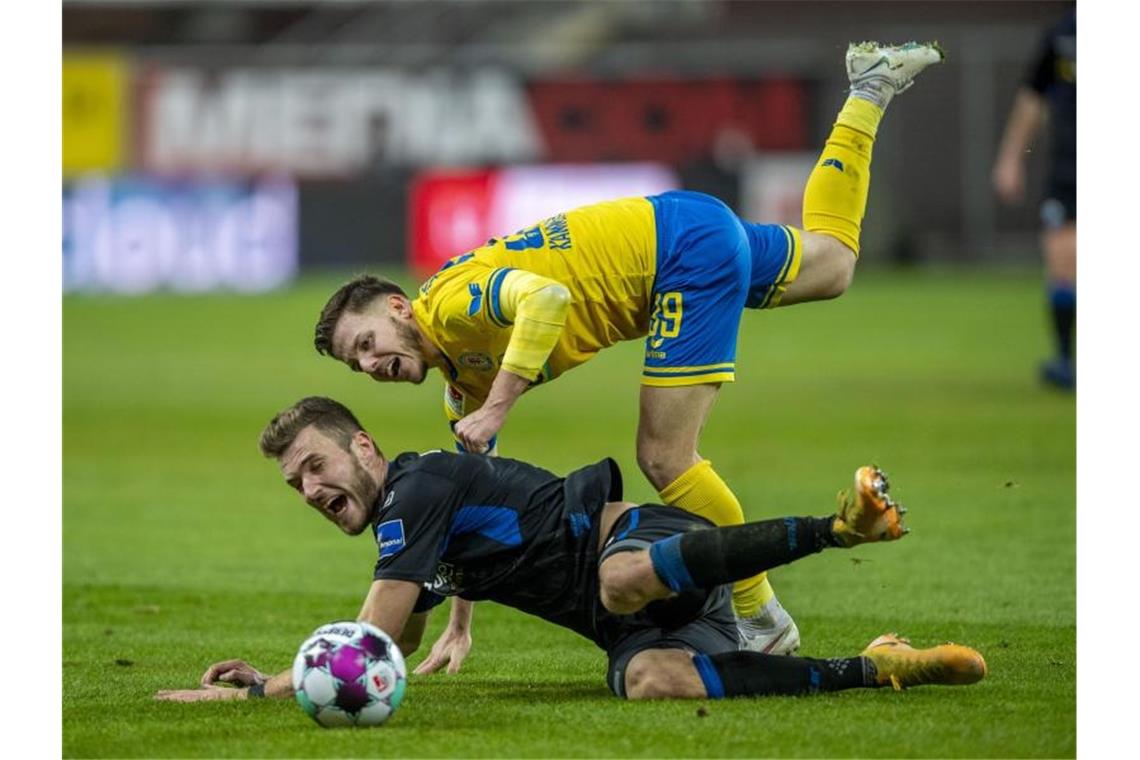 Paderborns Dennis Srbeny (l) und Braunschweigs Patrick Kammerbauer trennten sich mit ihren Clubs ohne Sieger. Foto: David Inderlied/dpa/David Inderlied/dpa