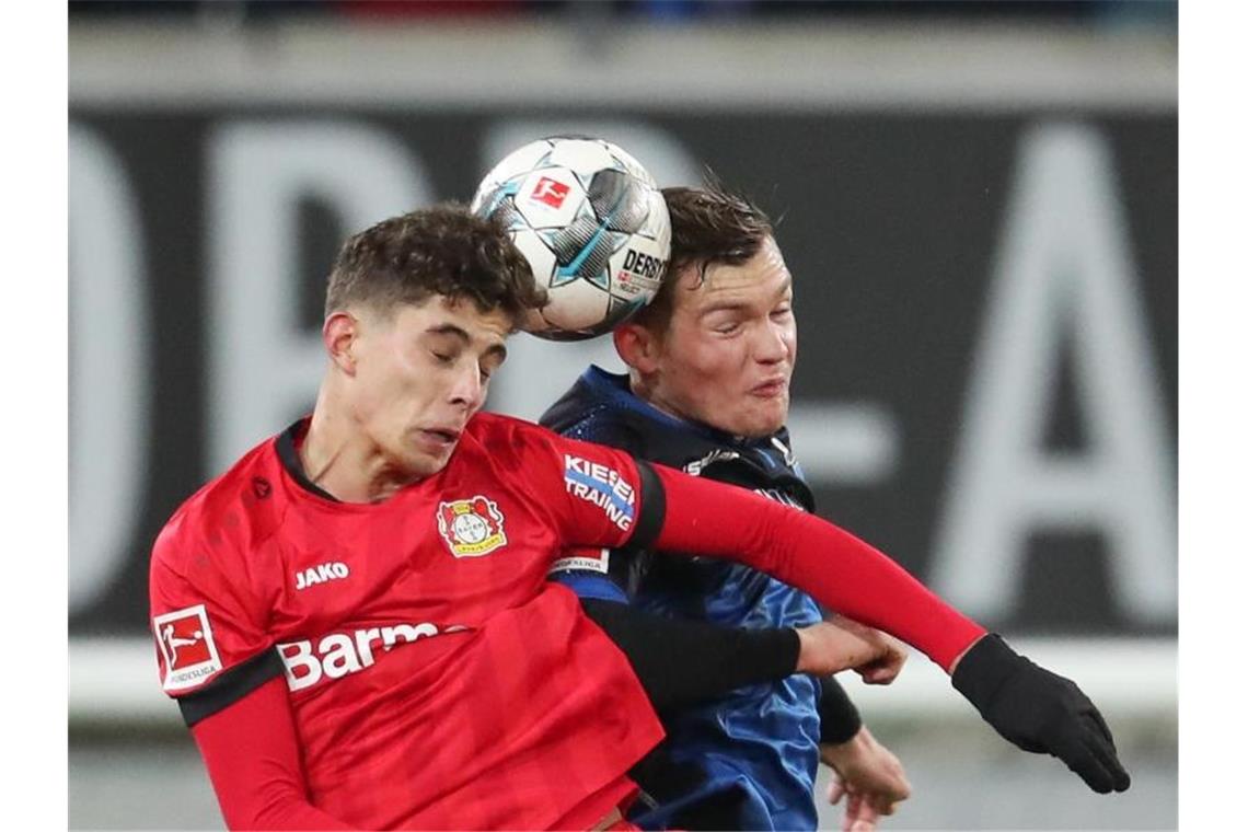 Paderborns Luca Kilian (r) im Kampf um den Ball. Foto: Friso Gentsch/dpa/Archivbild