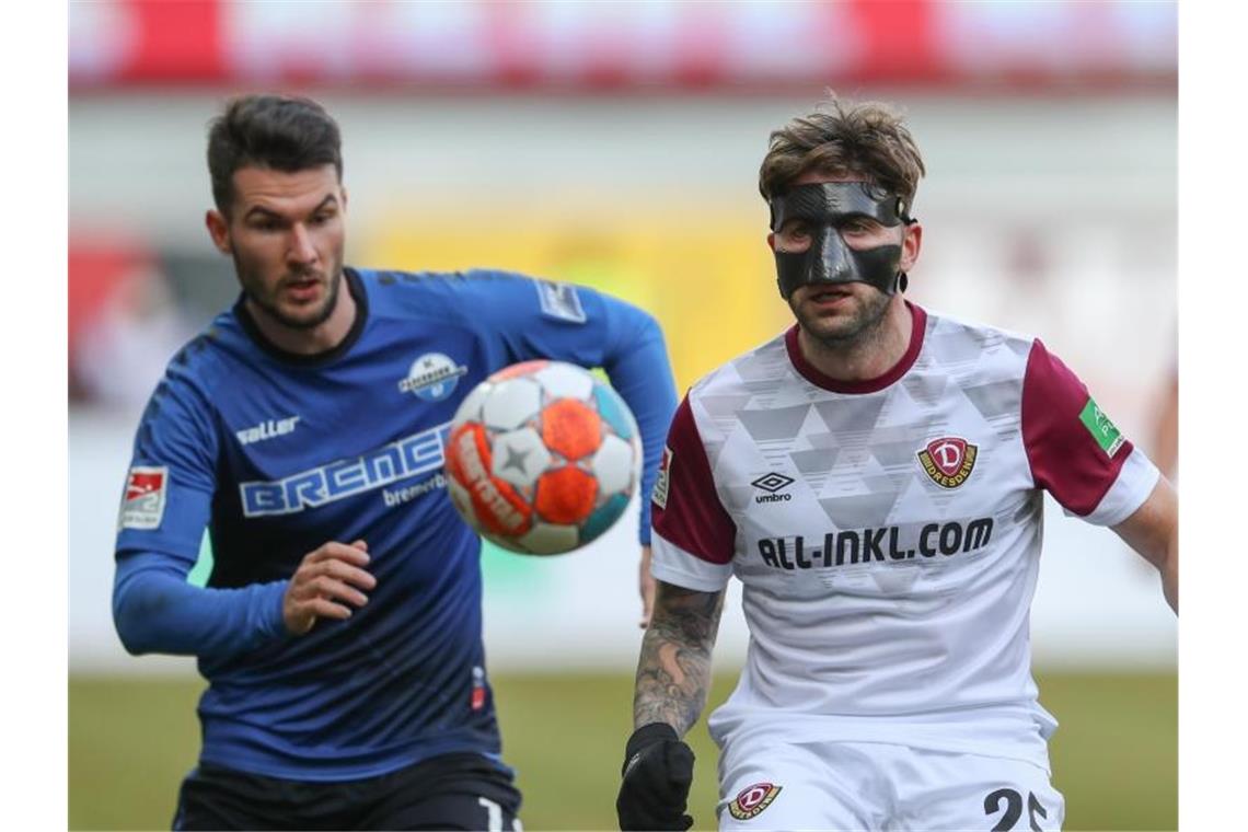 HSV bleibt auf Erstligakurs - Nächste Pleite für Nürnberg Paderborns Robin Yalcin (l) im Kampf um den Ball mit Dresdens Brandon Borrello (r). Foto: Friso Gentsch/dpa