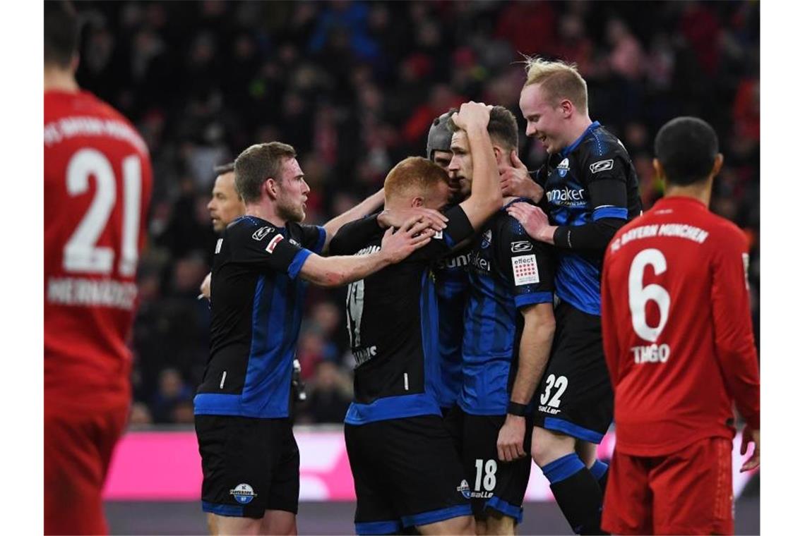 Paderborns Spieler jubeln mit Dennis Srbeny über sein Tor zum 1:1. Foto: Angelika Warmuth/dpa