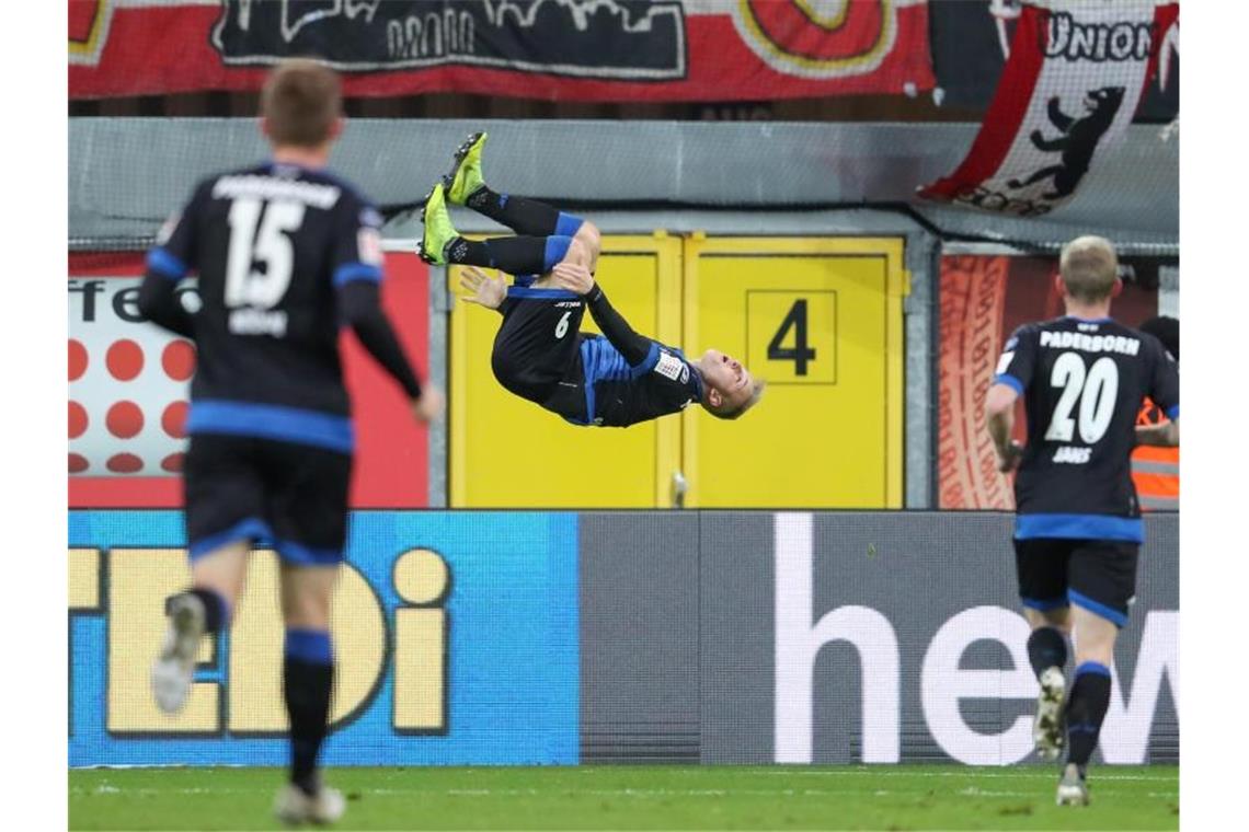 Leipzig vorerst an der Spitze - Coutinho-Gala in München Paderborns Torschütze Kai Pröger (M) feiert seinen Treffer zum 1:1 mit einem Salto. Foto: Friso Gentsch/dpa