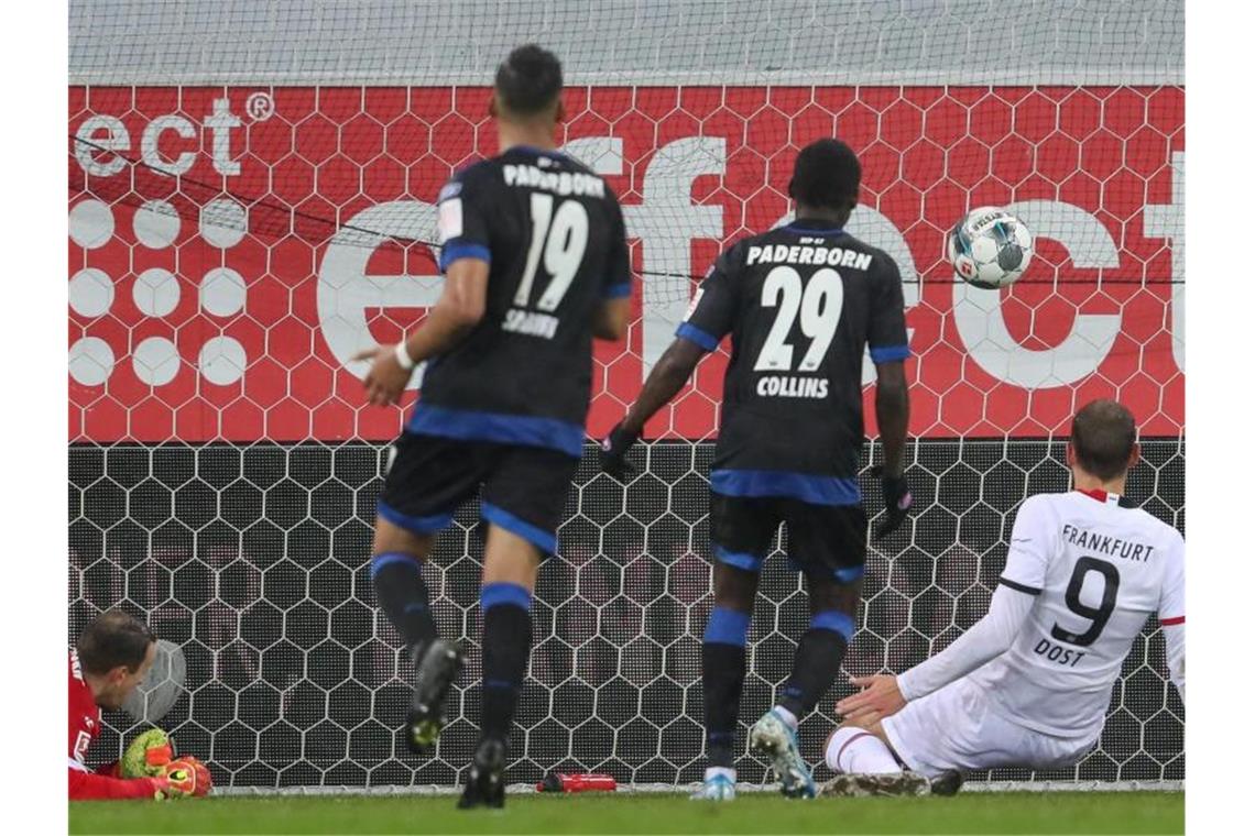 Paderborn träumt wieder vom Klassenerhalt Paderborns Torwart Leopold Zingerle (l) kann den Treffer zum 2:1 durch Frankfurts Bas Dost (r) nicht mehr verhindern. Foto: Friso Gentsch/dpa