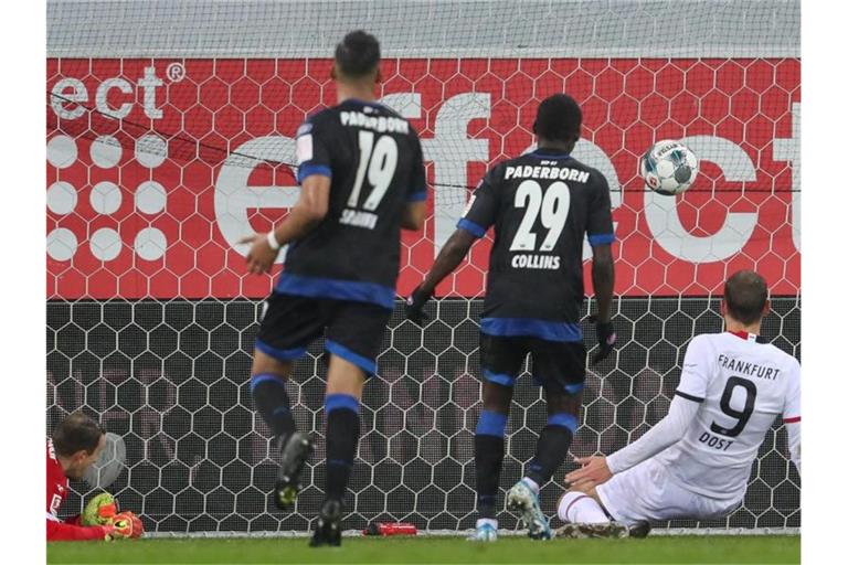 Paderborns Torwart Leopold Zingerle (l) kann den Treffer zum 2:1 durch Frankfurts Bas Dost (r) nicht mehr verhindern. Foto: Friso Gentsch/dpa