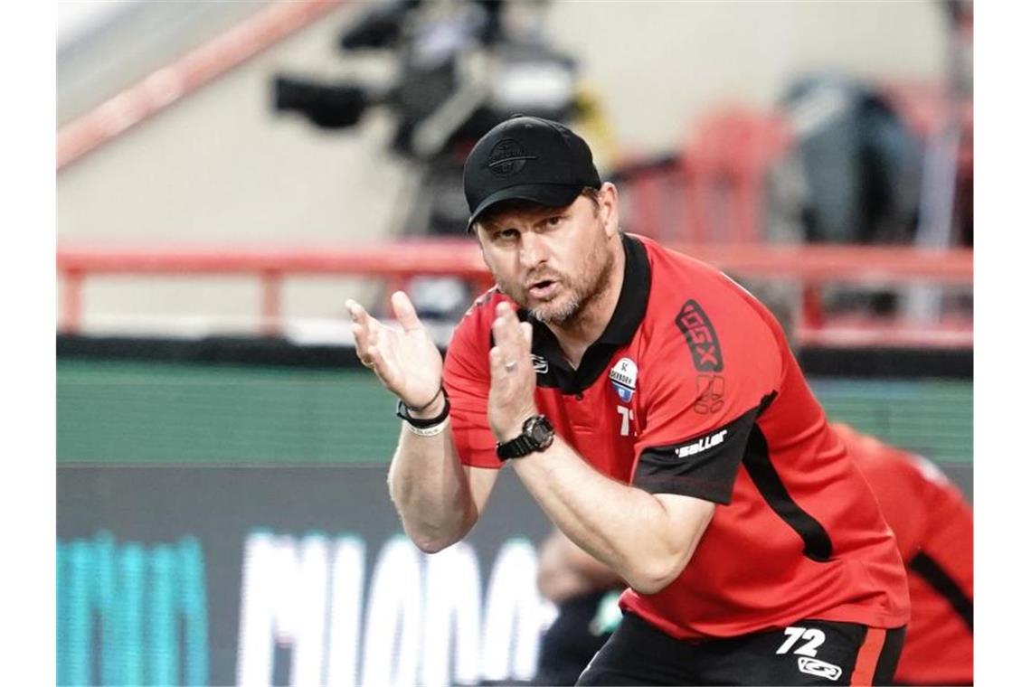 Paderborns Trainer Steffen Baumgart reagiert während des Spiels gegen Union Berlin. Foto: Kay Nietfeld/dpa