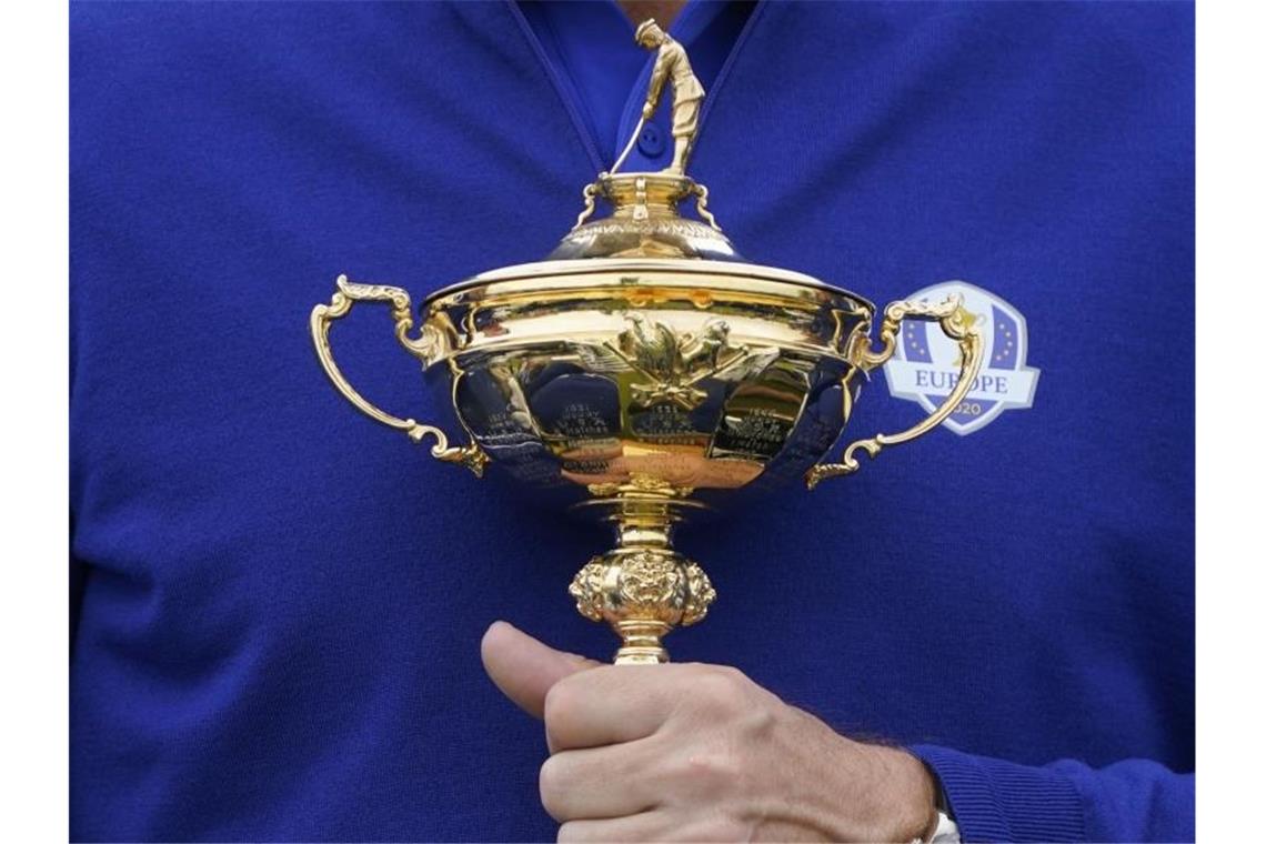 Padraig Harrington, Kapitän von Team Europa, hält den Ryder Cup. Foto: Charlie Neibergall/AP/dpa