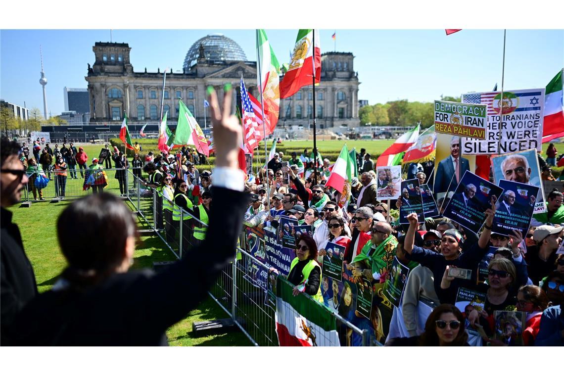 Pahlavi für harten Kurs gegen Iran - Attacke mit Flüssigkeit