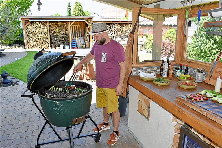 Pak Choi, grüner Spargel, Meeresspargel, Jakobsmuscheln, Erdbeeren und Chorizo: In seiner Outdoorküche in Allmersbach im Tal grillt Adrian Peller ein leichtes Sommergericht mit frischen Zutaten. Foto: Tobias Sellmaier