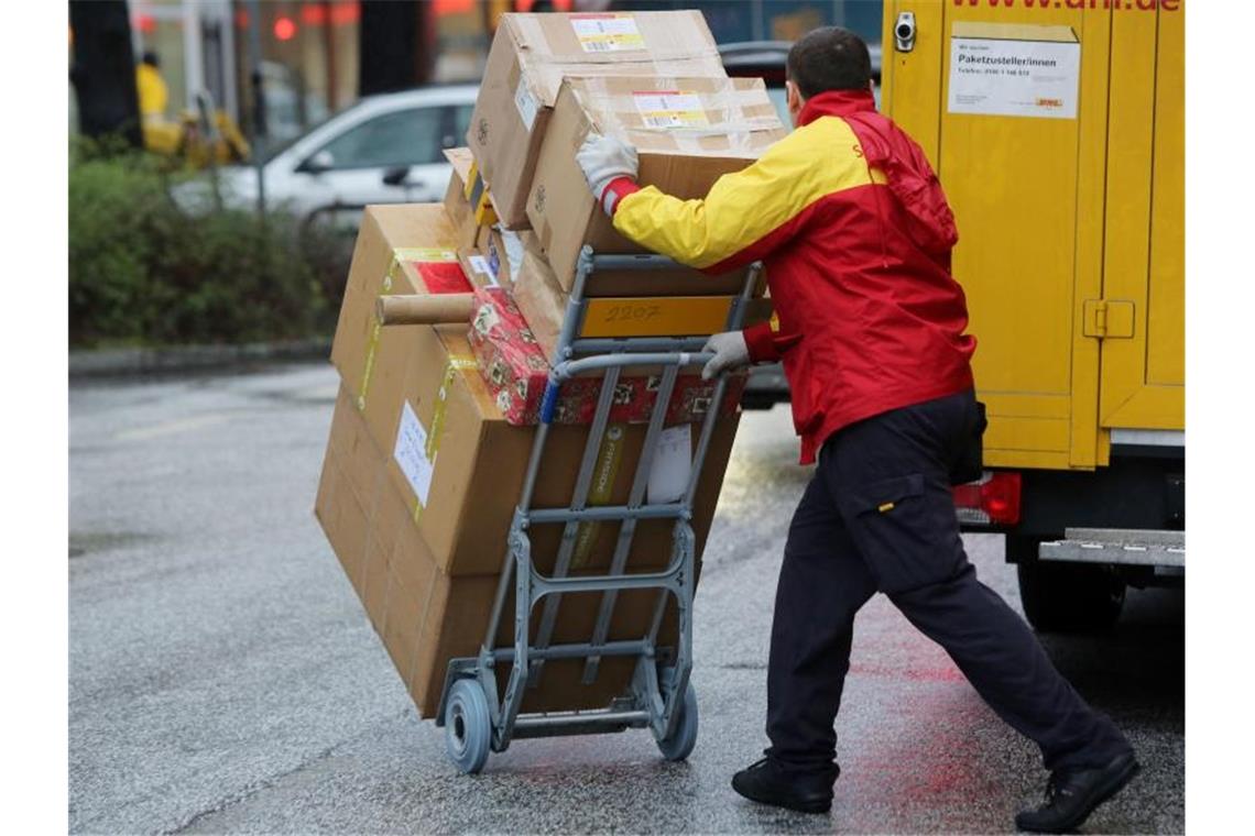Gesetz zum Schutz von Paketboten beschlossen Paketboten, die für Subunternehmer arbeiten, sollen durch ein neues Gesetz besser vor Sozialbetrug geschützt werden. Foto: Malte Christians/dpa