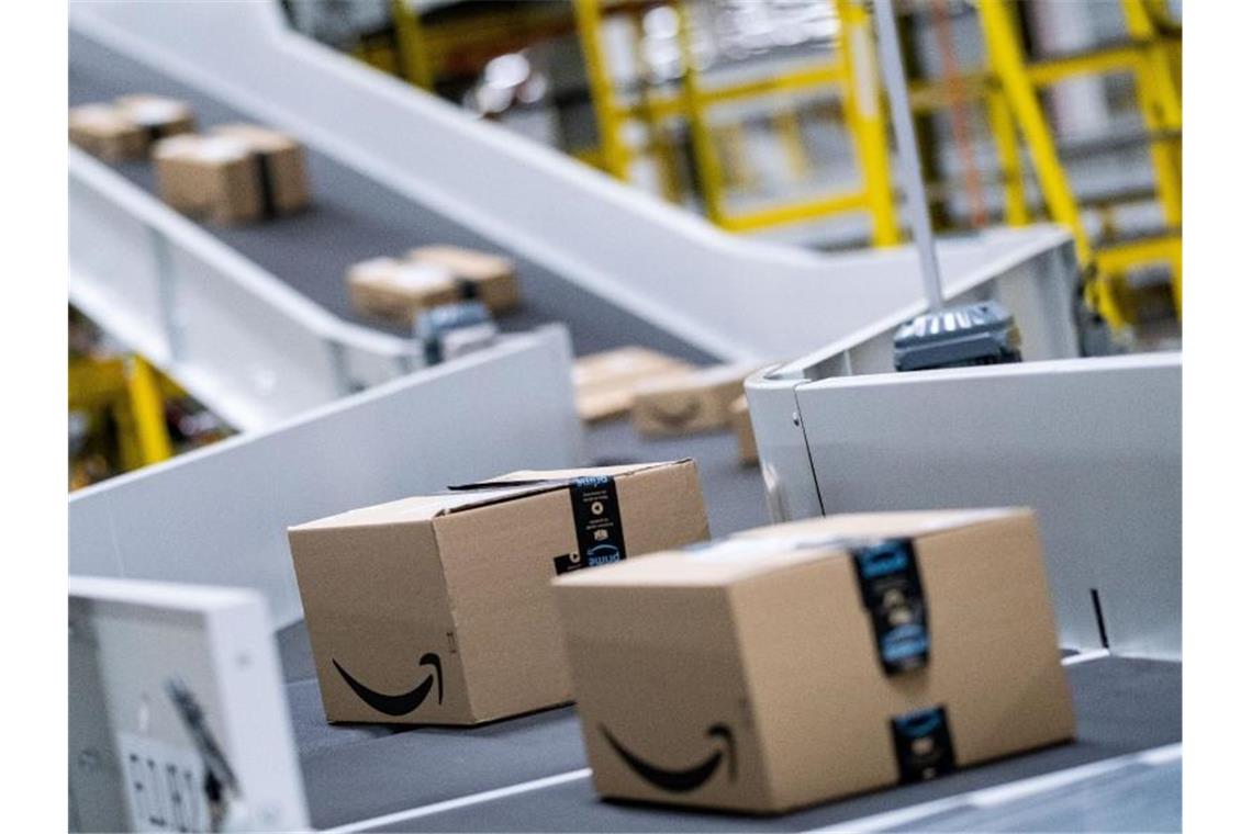 Pakete des Paketversenders Amazon laufen im Sortierzentrum in Garbsen über die Bänder. Foto: Peter Steffen