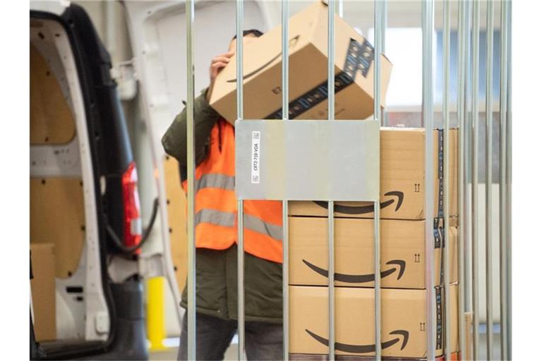 Pakete in einem Amazon-Verzeilzentrum im sächsischen Lampertswalde. Foto: Sebastian Kahnert/dpa-Zentralbild/dpa