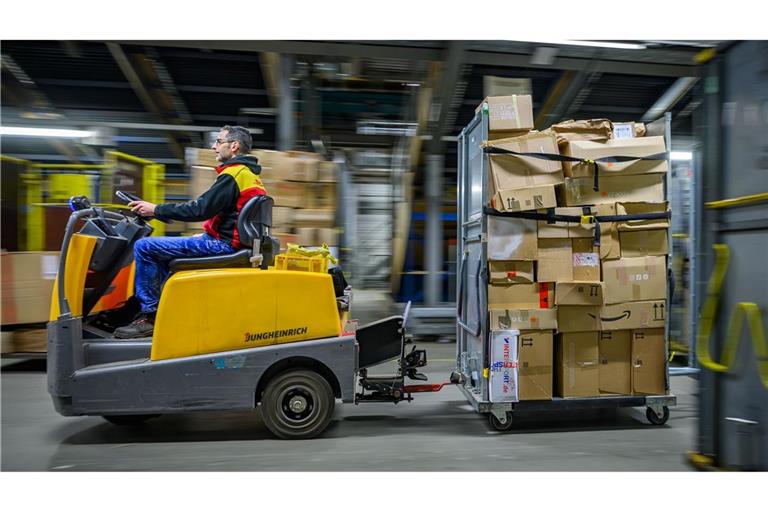 Pakete in einem DHL-Zentrum - manche Sendung wird künftig teurer.