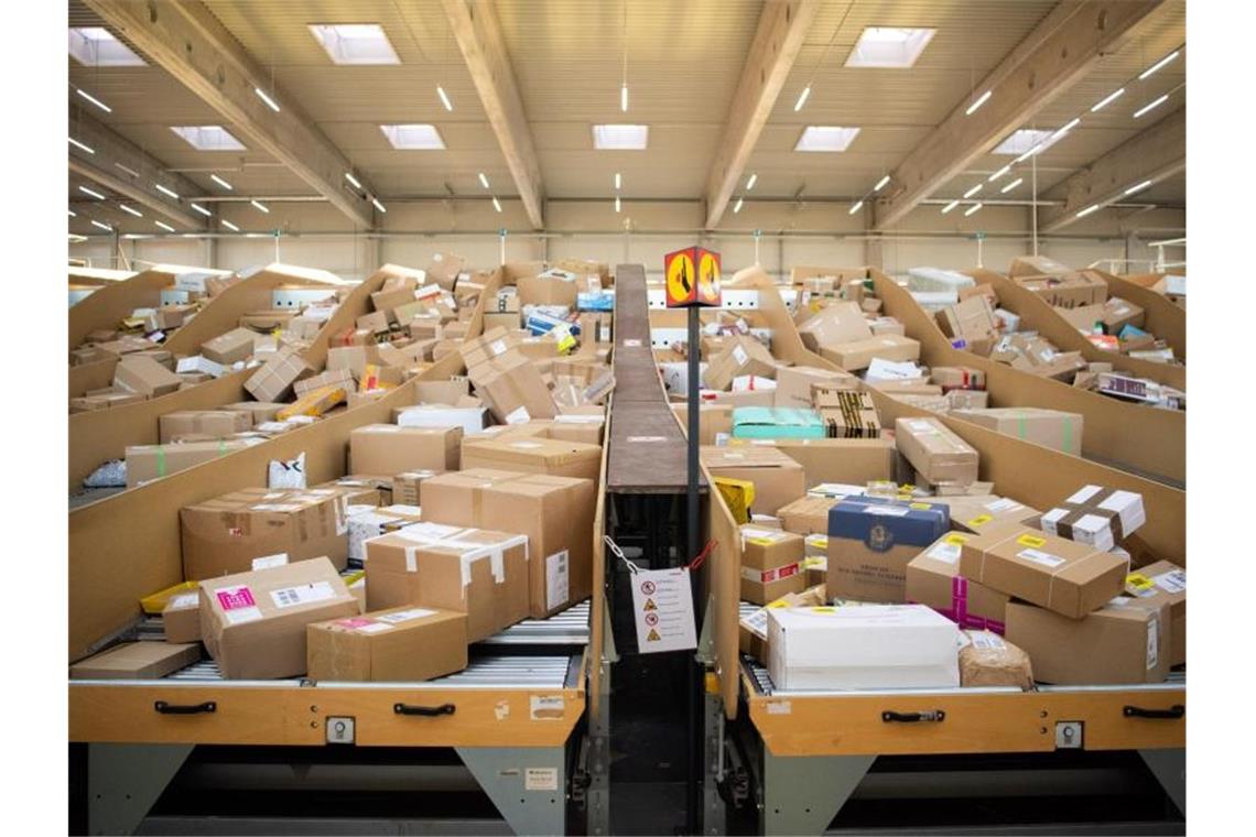 Pakete liegen in einem Paketzentrum der Deutschen Post. Für die Paketbranche ist der boomende Online-Handel ein dankbarer Trend. Foto: Tom Weller/dpa