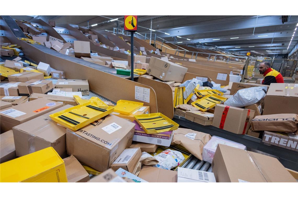 Pakete, so weit das Auge reicht - hier in einer DHL-Zustellbasis. (Symbolbild)