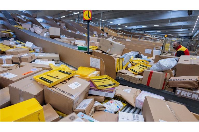 Pakete, so weit das Auge reicht - hier in einer DHL-Zustellbasis. (Symbolbild)