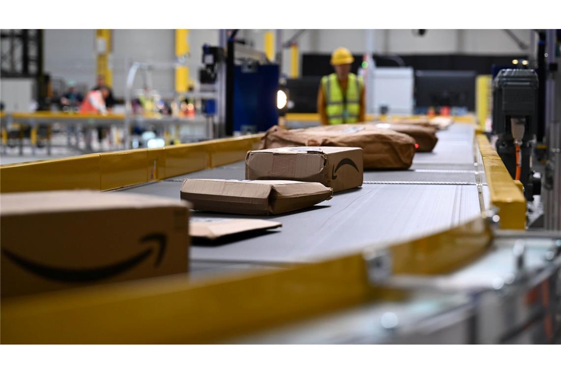 Missbrauch mit Preisvorgaben? Kartellamt mahnt Amazon ab Pakete von Amazon laufen über ein Sortierband - ein Teil der auf amazon.de bestellten Pakete kommen direkt von Amazon, andere von Marktplatz-Firmen.