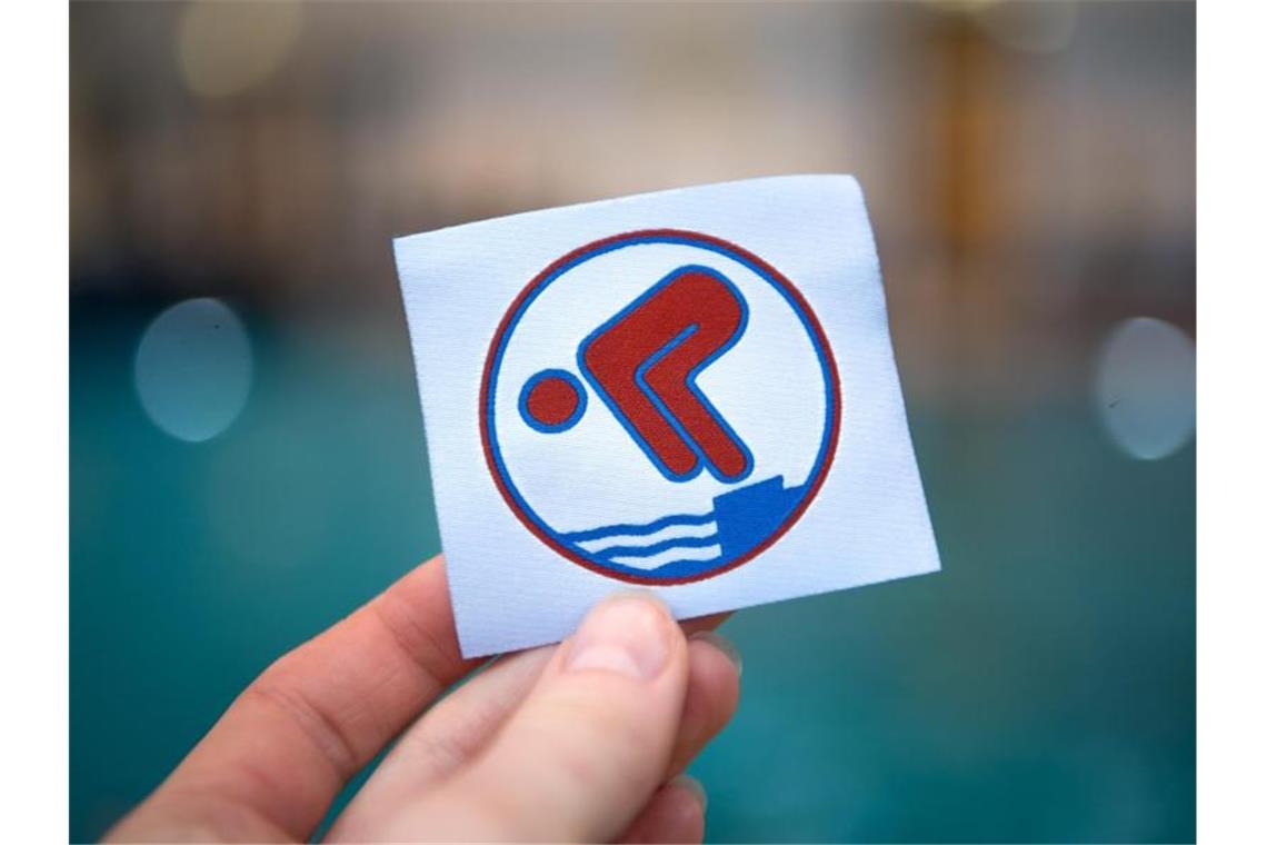 Sommerzeit am Badesee - Wann ist man ein sicherer Schwimmer? Paketsprung vom Ein-Meter-Brett. 15 Minuten Schwimmen ohne Pause. Zwei Meter Tieftauchen. Das sind einige der Anforderungen für das Bronze-Abzeichen, den Freischwimmer. Foto: Sina Schuldt/dpa