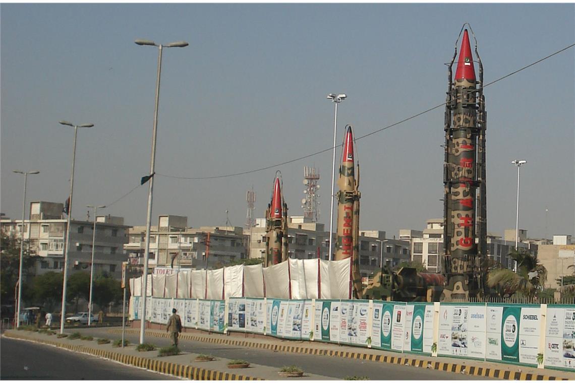 Pakistan: 170  atomare Sprengköpfe in Reserve. Pakistan demonstrierte seine Atomraketen in Karatschi anlässlich der IDEAS 2008.