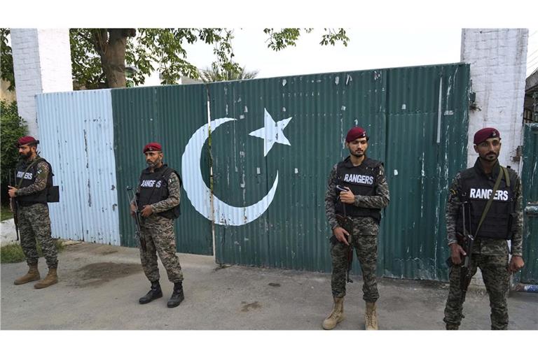 Pakistanische Paramilitärs stehen am Mittwoch in Muridke  nach den Angriffen Indiens Wache.