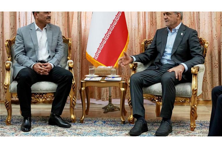 Pakistans Armeechef Asim Munir traf unter anderem Irans Präsidenten Massud Peseschkian in Teheran, danach sprach Islamabad von sehr produktiven Treffen.