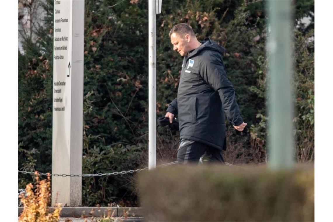 Pal Dardai kommt zum ersten offiziellen Training von Hertha BSC. Foto: Andreas Gora/dpa