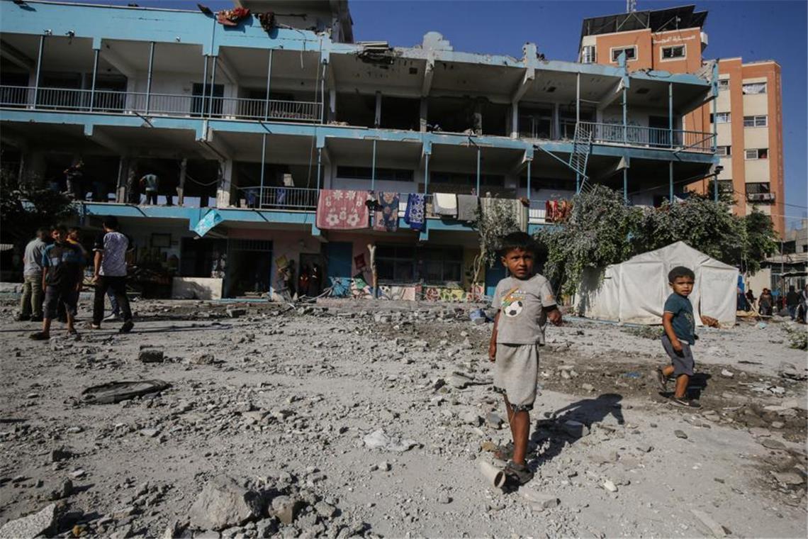 Israels Armee erklärt weitere Hamas-Geisel für tot Palästinenser begutachten die Schäden nach einem israelischen Angriff auf eine vom UN-Palästinenserhilfswerk UNRWA betriebene Schule im Flüchtlingslager Nuseirat.