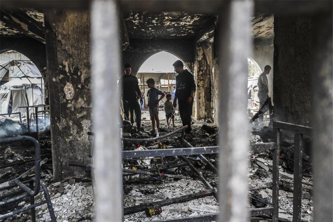 Netanjahu warnt Einwohner der Stadt Gaza: „verschwinden Sie" Palästinenser begutachten die Schäden nach einem israelischen Angriff auf eine Schule, in der vertriebene Palästinenser untergebracht waren.